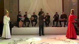 emazen ekibi bir kaç kişiden oluşan bir gruptur. Semazen ekiplerinin diğer gösteri ekiplerinden çok farklı, değişik ve bir o kadar da etkileyici bir kostümü vardır. Değişik şapkaları, kostümleri ve ayakkabılarıyla semazen ekipleri büyüleyici bir görüntü sergiler.