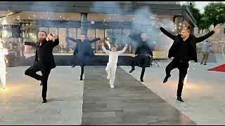 Profesyonel zeybek ekibimiz sizlere muhteşem zeybek dans gösterisi sunmakta. Düğün nişan ve sünnet organizasyonları için zeybek dans ekibi hizmeti veriyoruz.