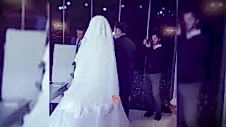 Semazen ekiplerinin diğer gösteriekiplerinden çok farklı, değişik ve bir o kadar da etkileyici birkostümü vardır. Değişik şapkaları, kostümleri ve ayakkabılarıyla semazenekipleri büyüleyici bir görüntü sergiler.